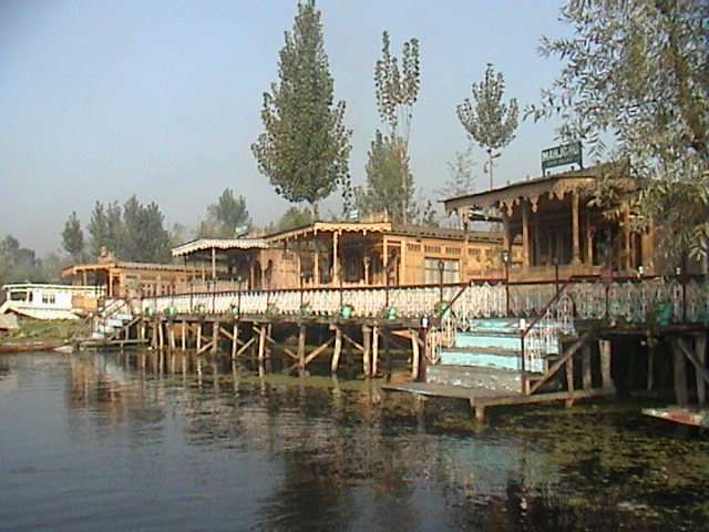 DELUXE HOUSE BOAT
