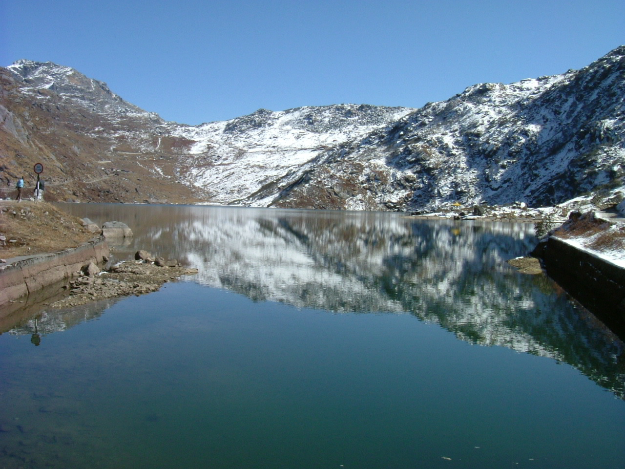 Гималаи озера. Озеро в Гималаях. Озеро гокиа Гималаи. Озеро маносовар Гималаи. Бригул Лейк Гималаи.